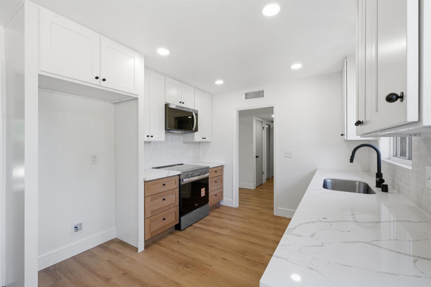 1295 E Almendra Dr, Fresno, CA 93710