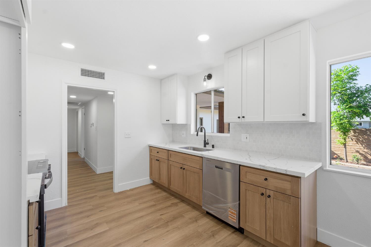 1295 E Almendra Dr, Fresno, CA 93710