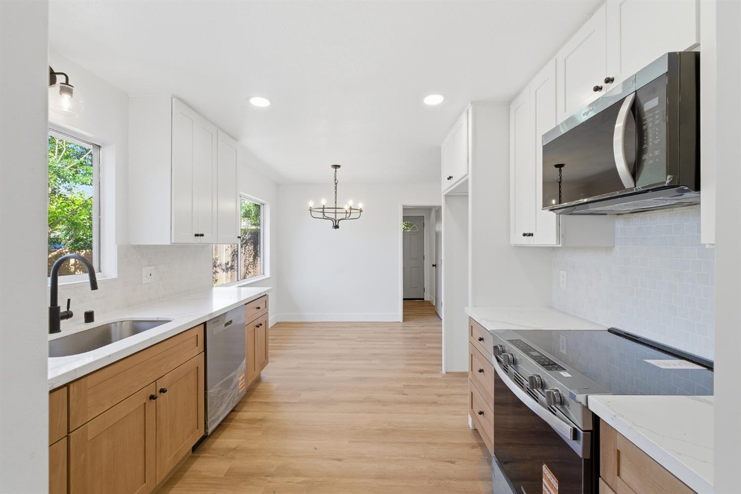 1295 E Almendra Dr, Fresno, CA 93710