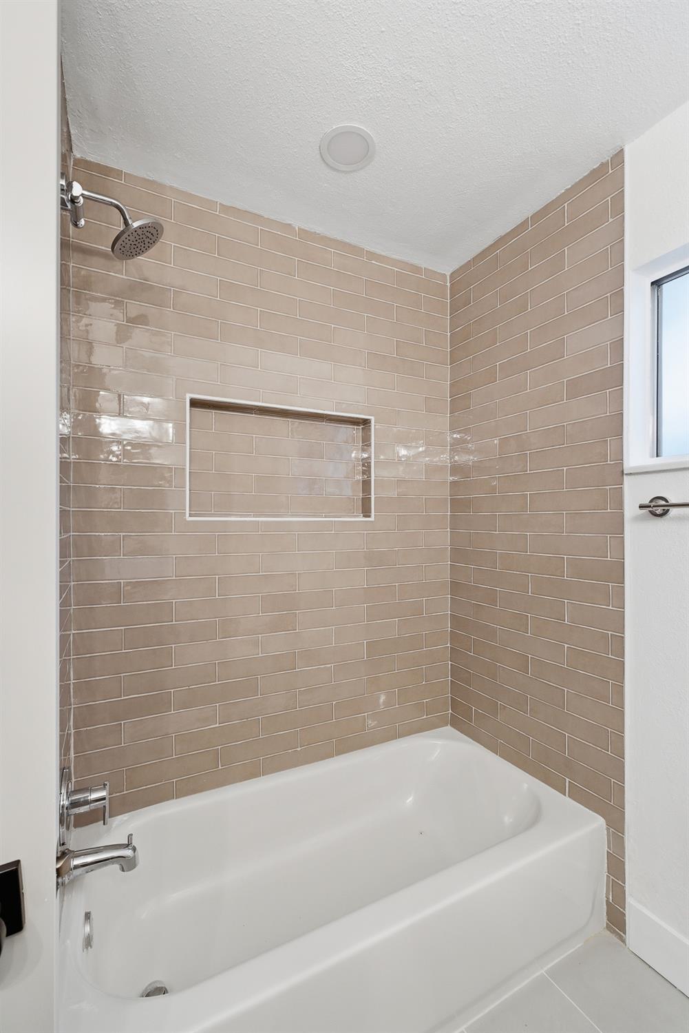 1295 E Almendra Dr, Fresno, CA 93710