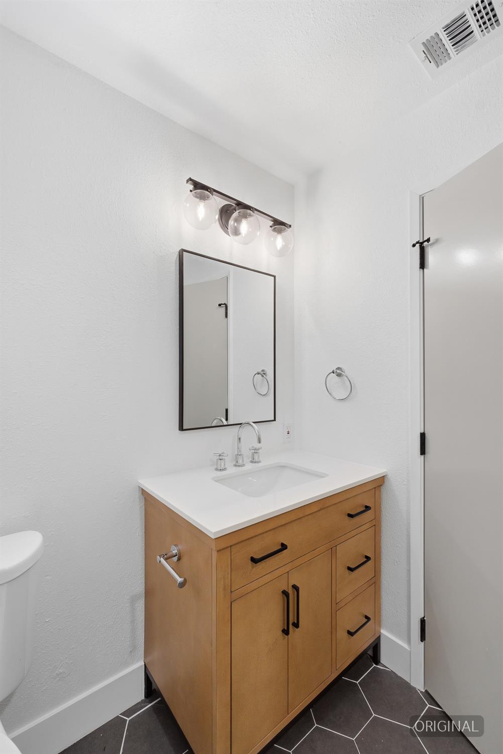 1295 E Almendra Dr, Fresno, CA 93710