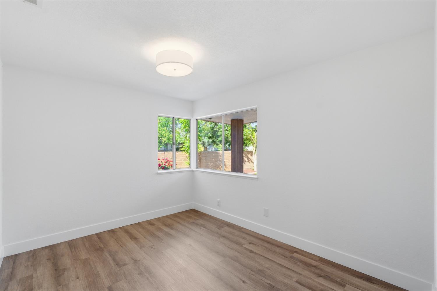 1295 E Almendra Dr, Fresno, CA 93710