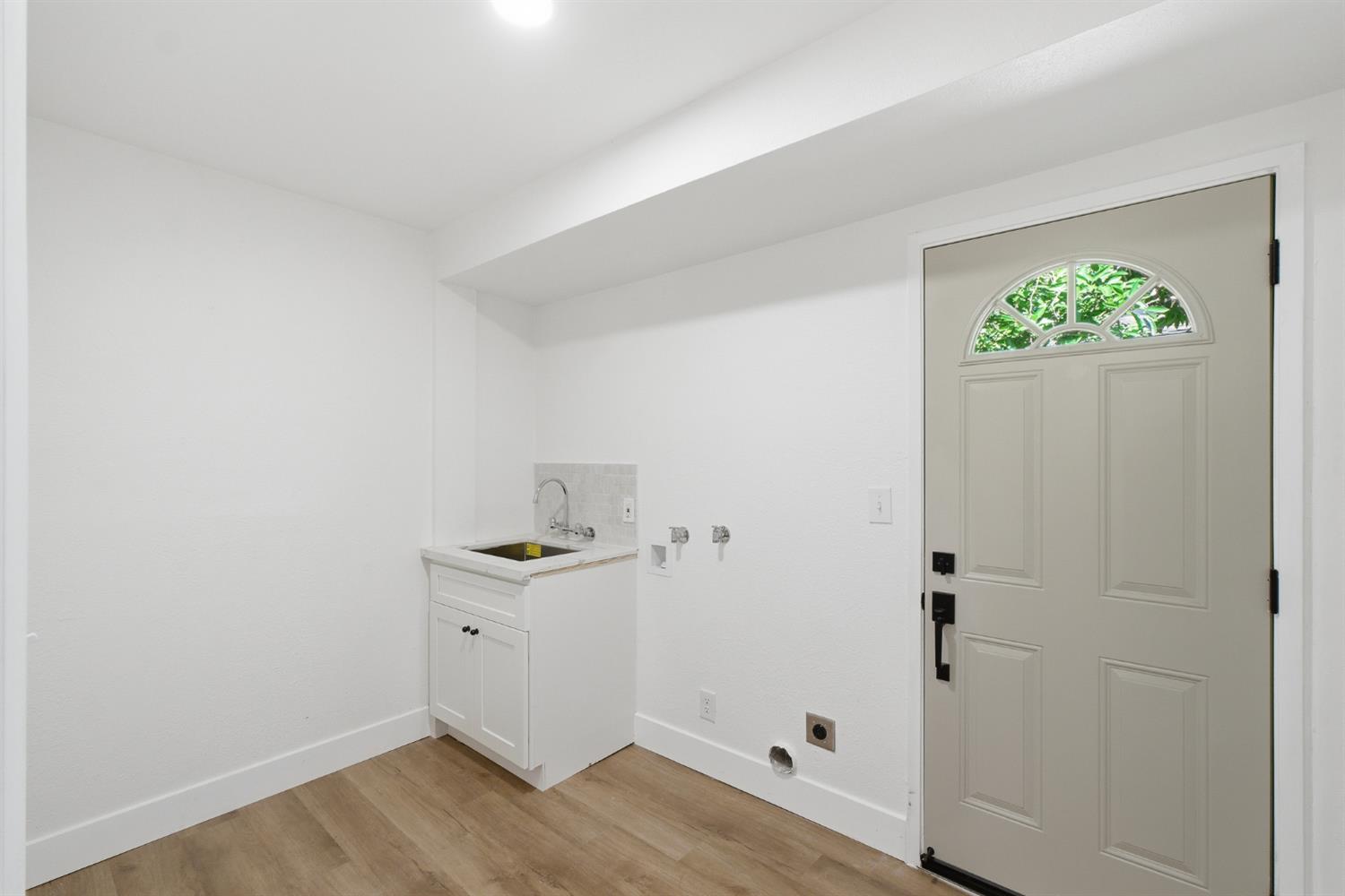 1295 E Almendra Dr, Fresno, CA 93710