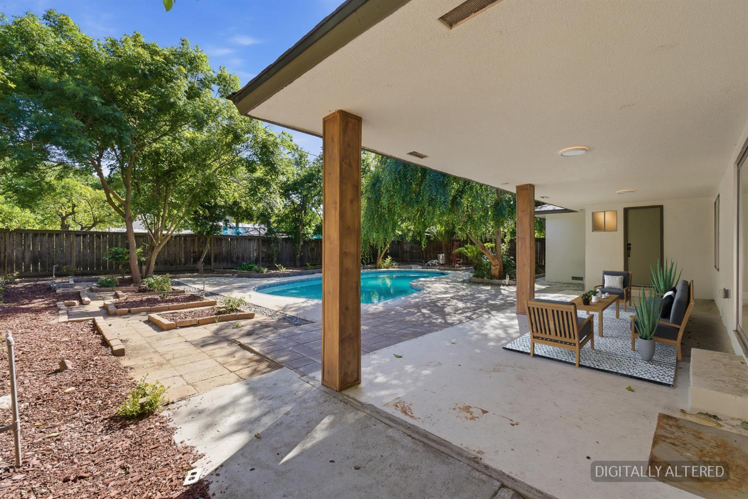 1295 E Almendra Dr, Fresno, CA 93710