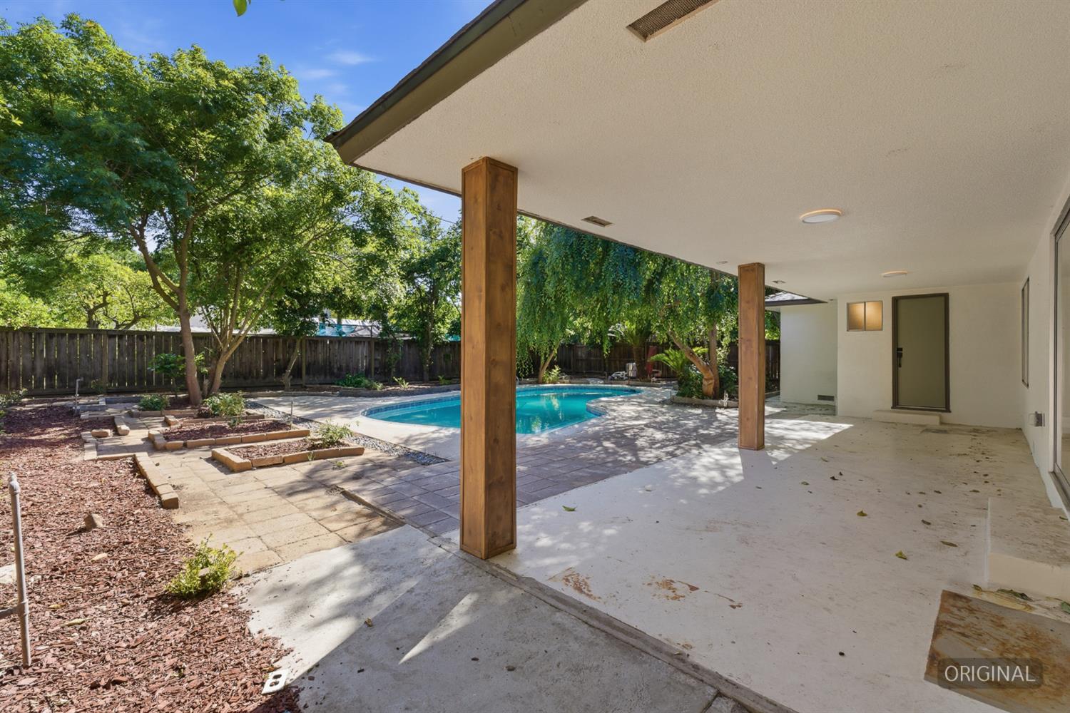 1295 E Almendra Dr, Fresno, CA 93710