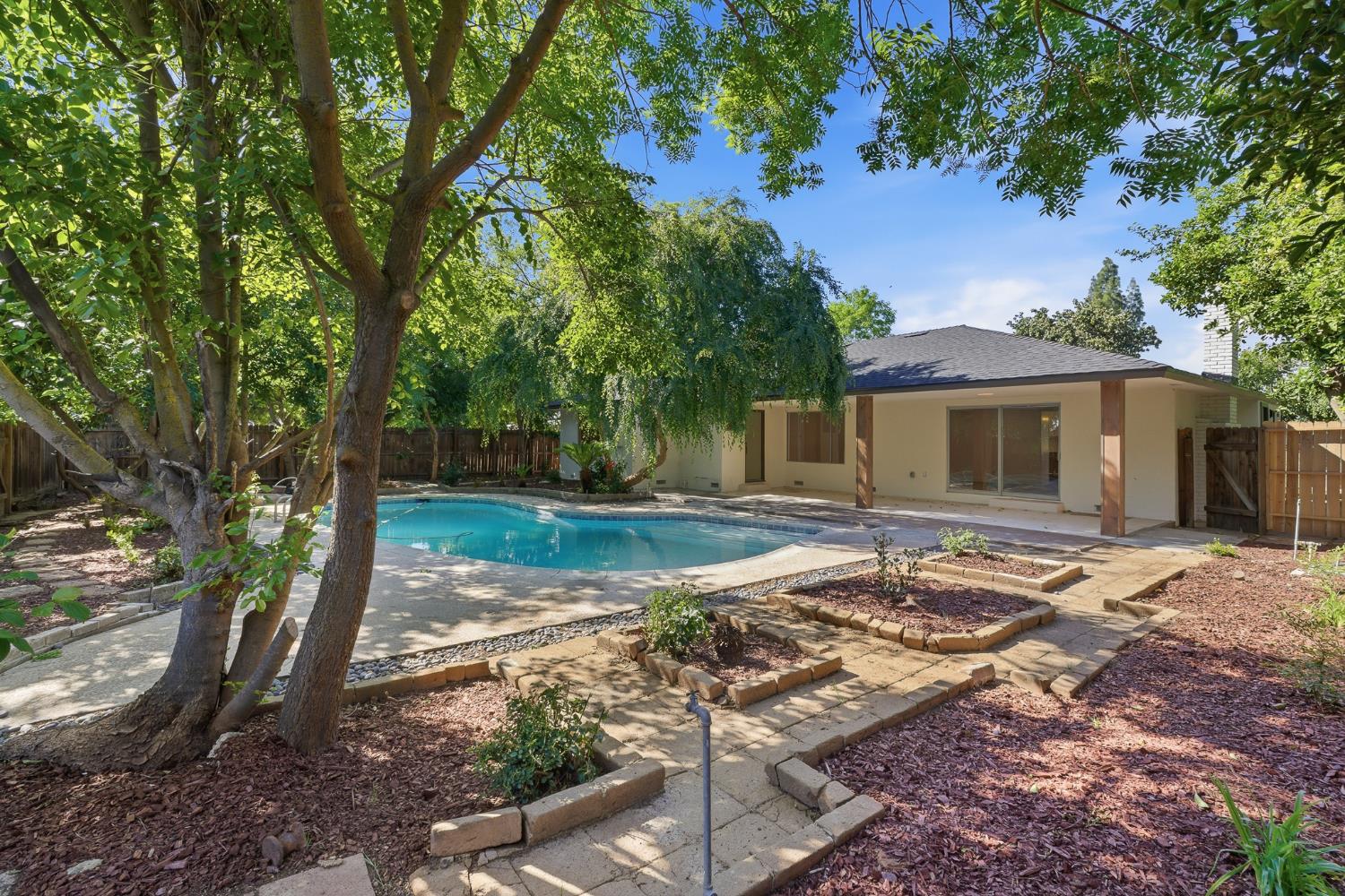 1295 E Almendra Dr, Fresno, CA 93710