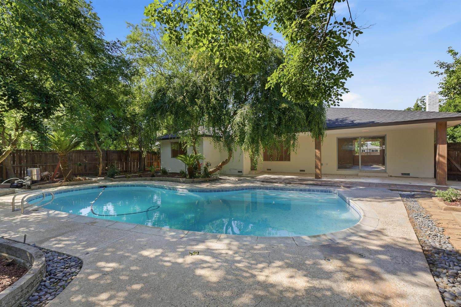 1295 E Almendra Dr, Fresno, CA 93710