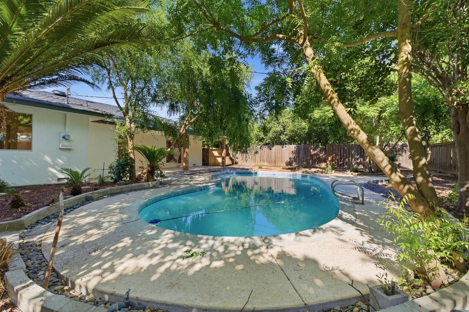 1295 E Almendra Dr, Fresno, CA 93710