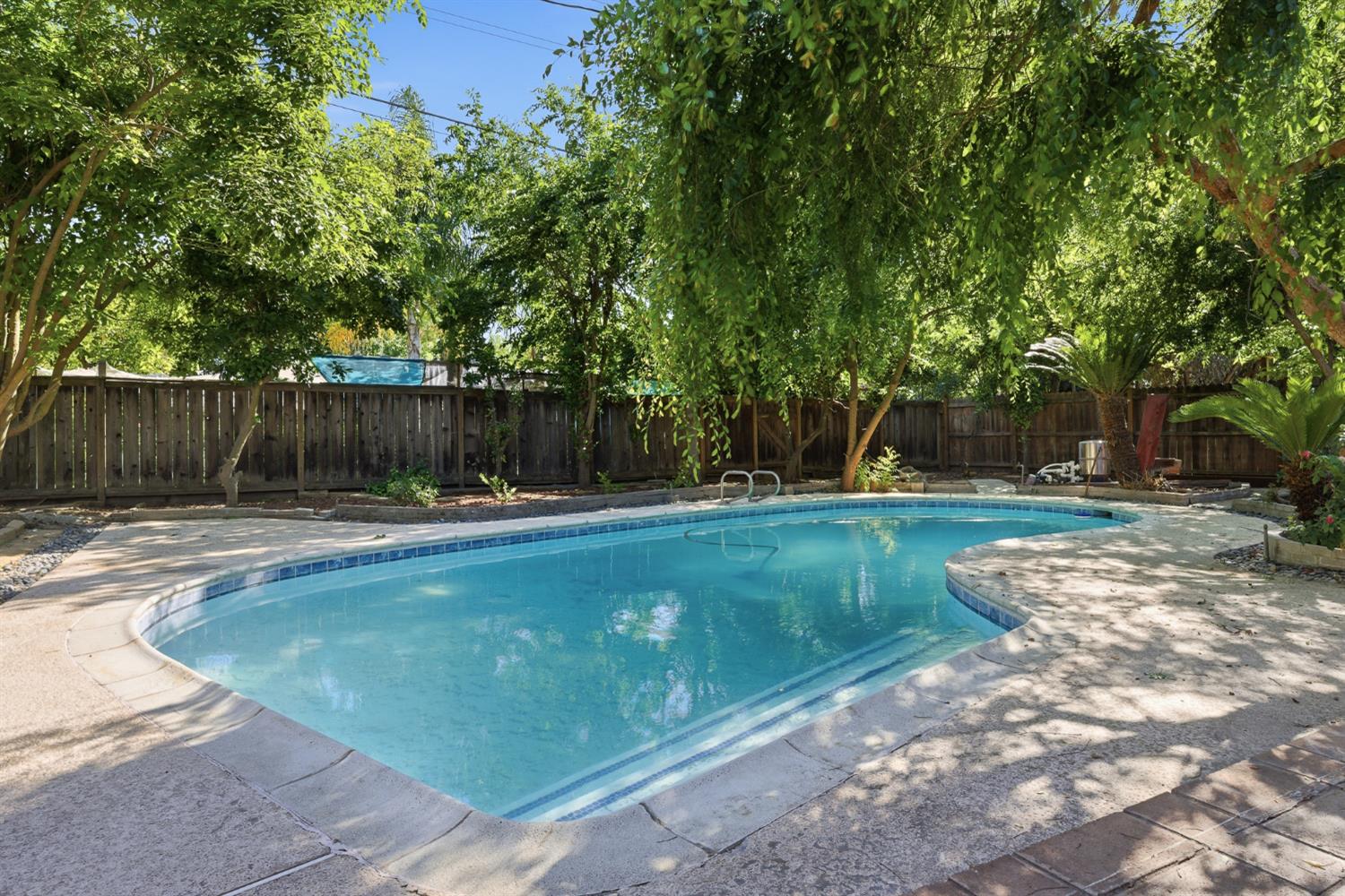 1295 E Almendra Dr, Fresno, CA 93710