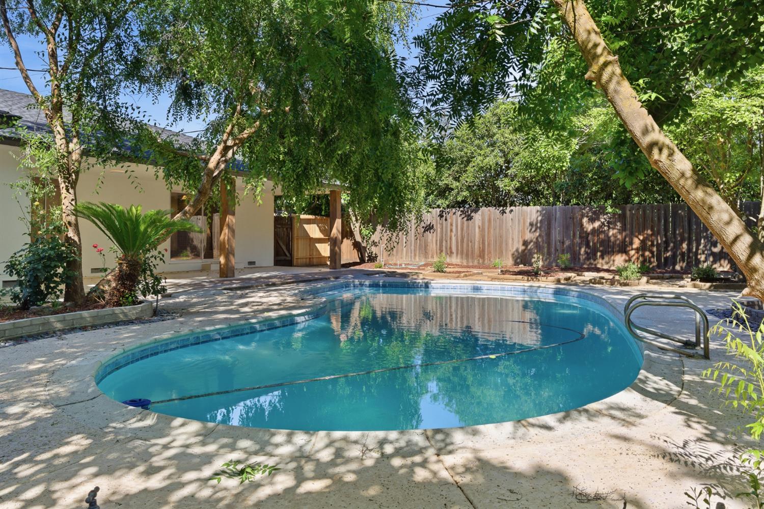 1295 E Almendra Dr, Fresno, CA 93710