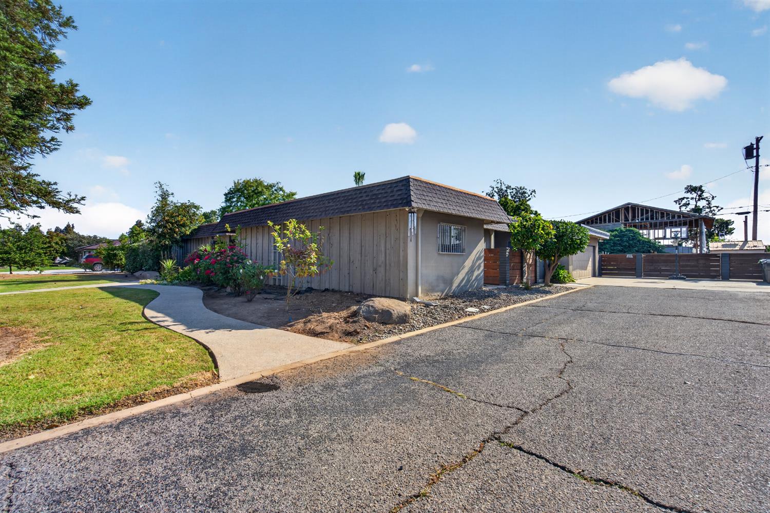 1923 S Fairway, Fresno, CA 93727