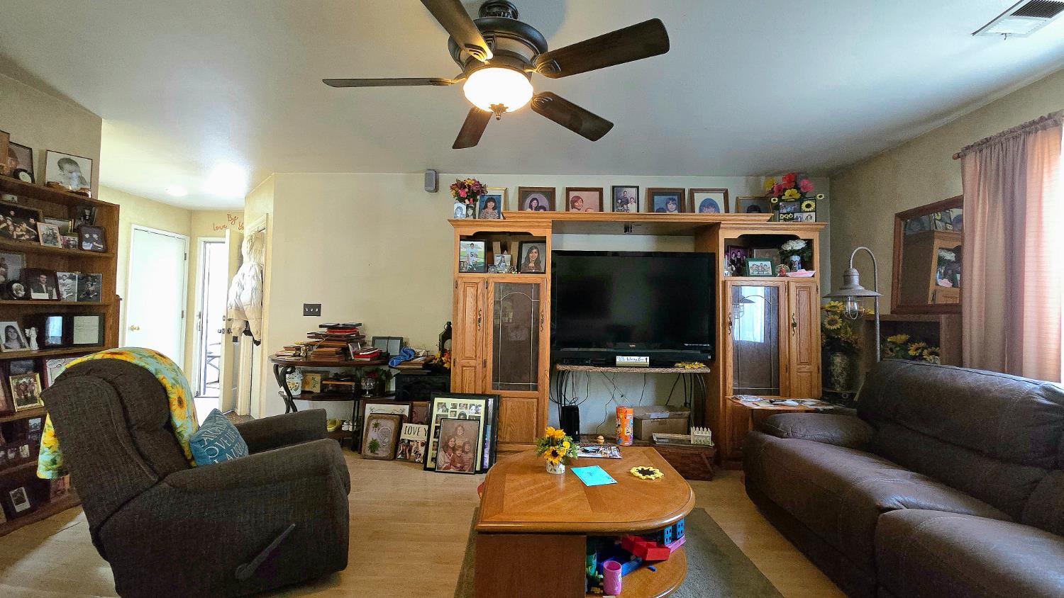 1322 W Pamela Ln, Dinuba, CA 93618