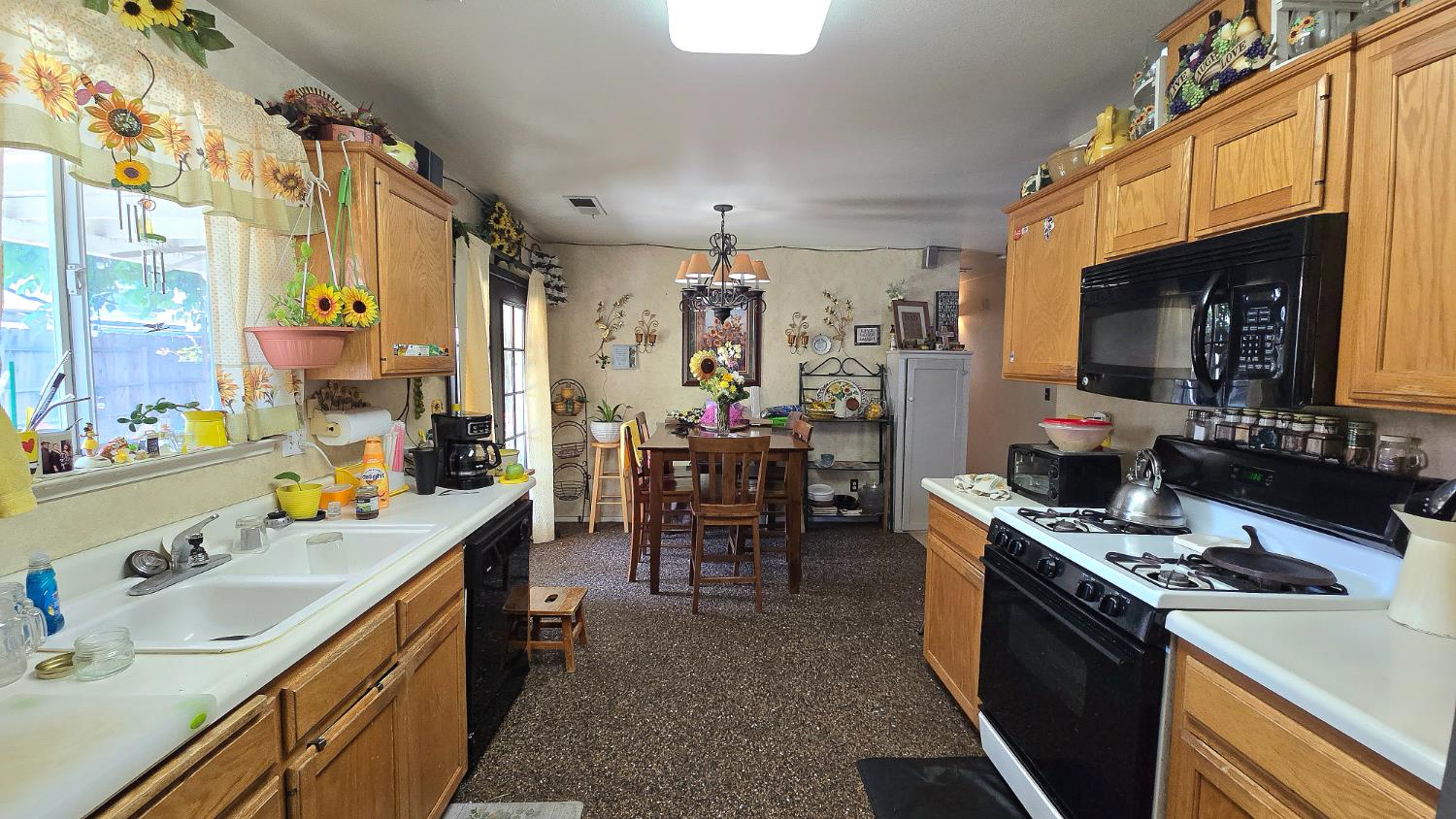 1322 W Pamela Ln, Dinuba, CA 93618