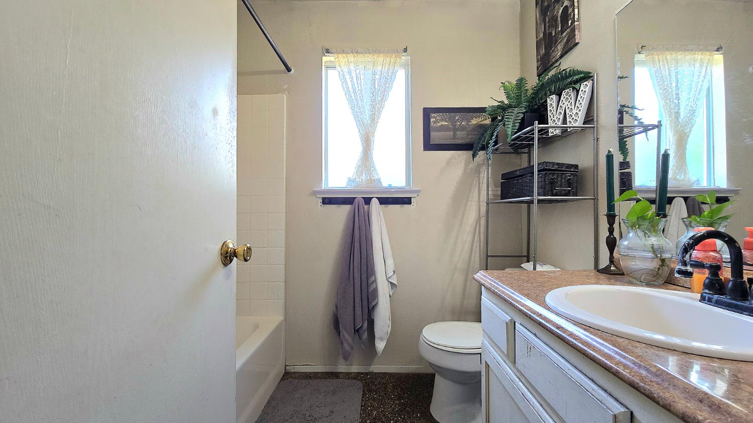 1322 W Pamela Ln, Dinuba, CA 93618