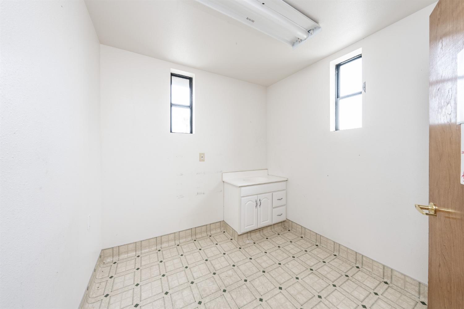 927 O St, Firebaugh, CA 93622