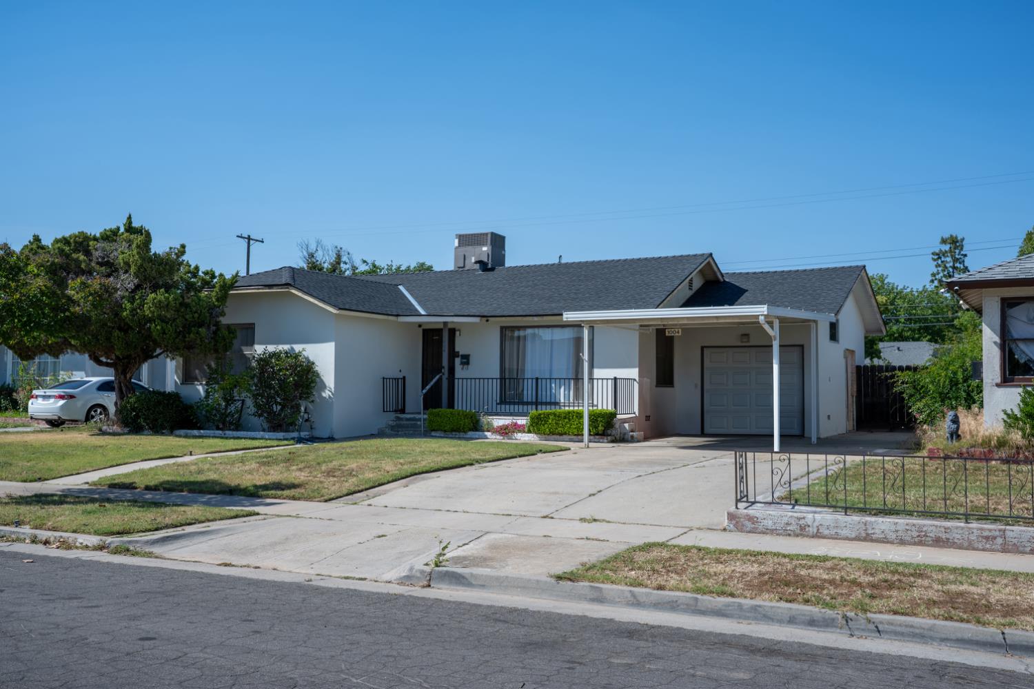 1004 W Pontiac Way, Fresno, CA 93705