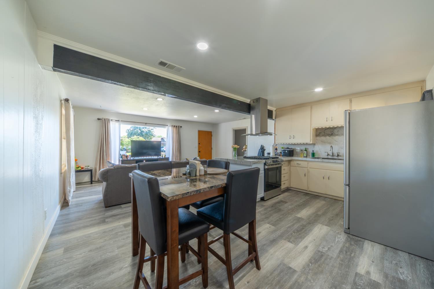 1004 W Pontiac Way, Fresno, CA 93705