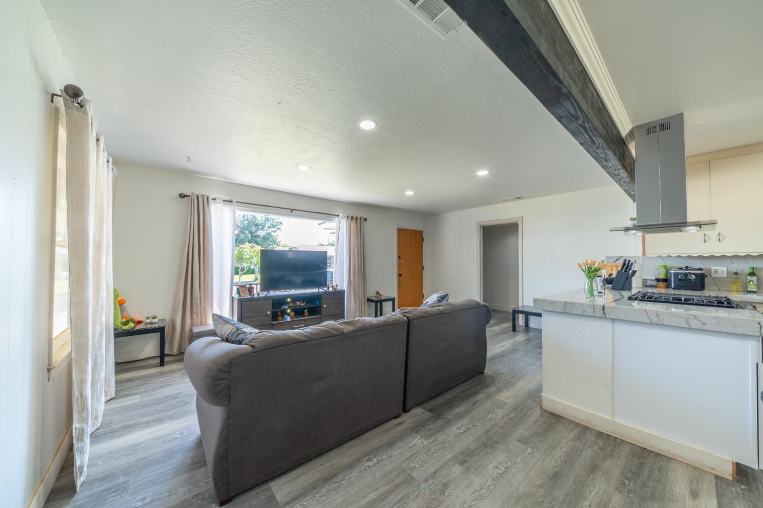 1004 W Pontiac Way, Fresno, CA 93705