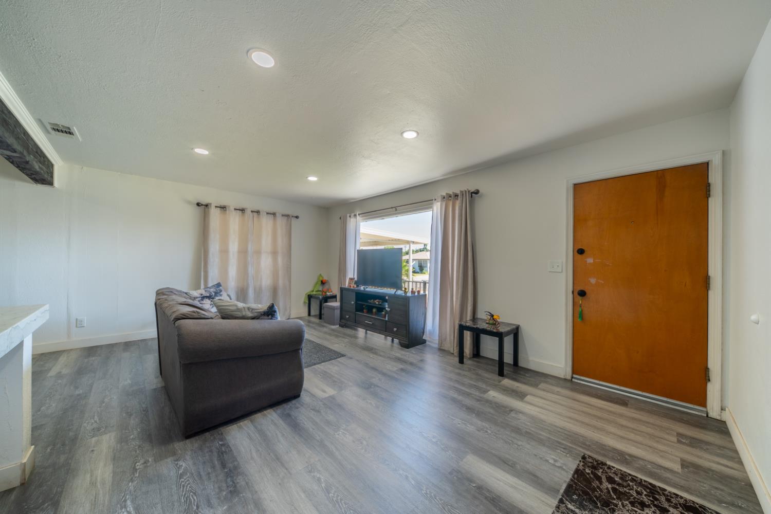 1004 W Pontiac Way, Fresno, CA 93705