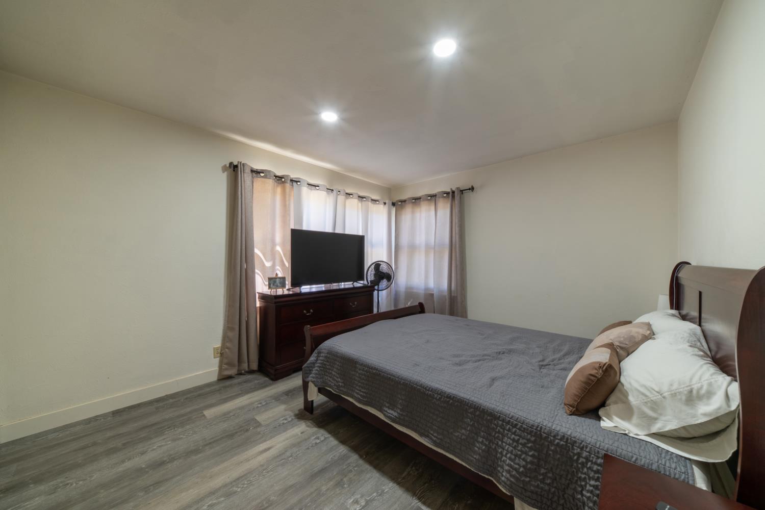 1004 W Pontiac Way, Fresno, CA 93705