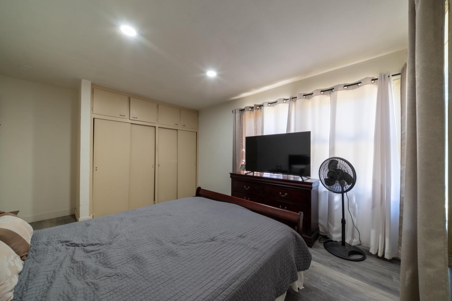 1004 W Pontiac Way, Fresno, CA 93705