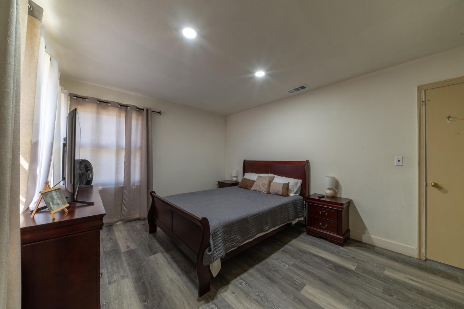 1004 W Pontiac Way, Fresno, CA 93705