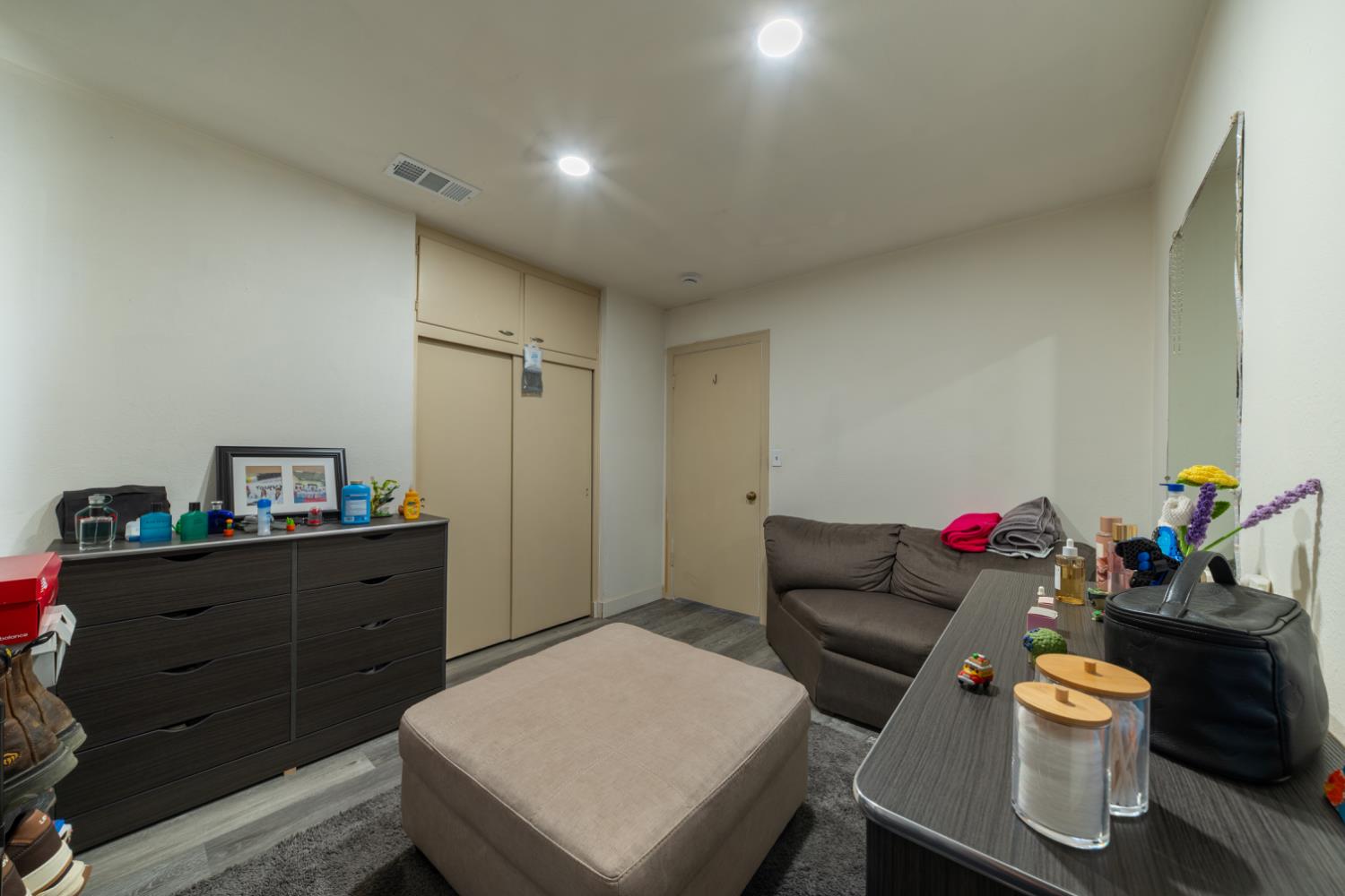 1004 W Pontiac Way, Fresno, CA 93705