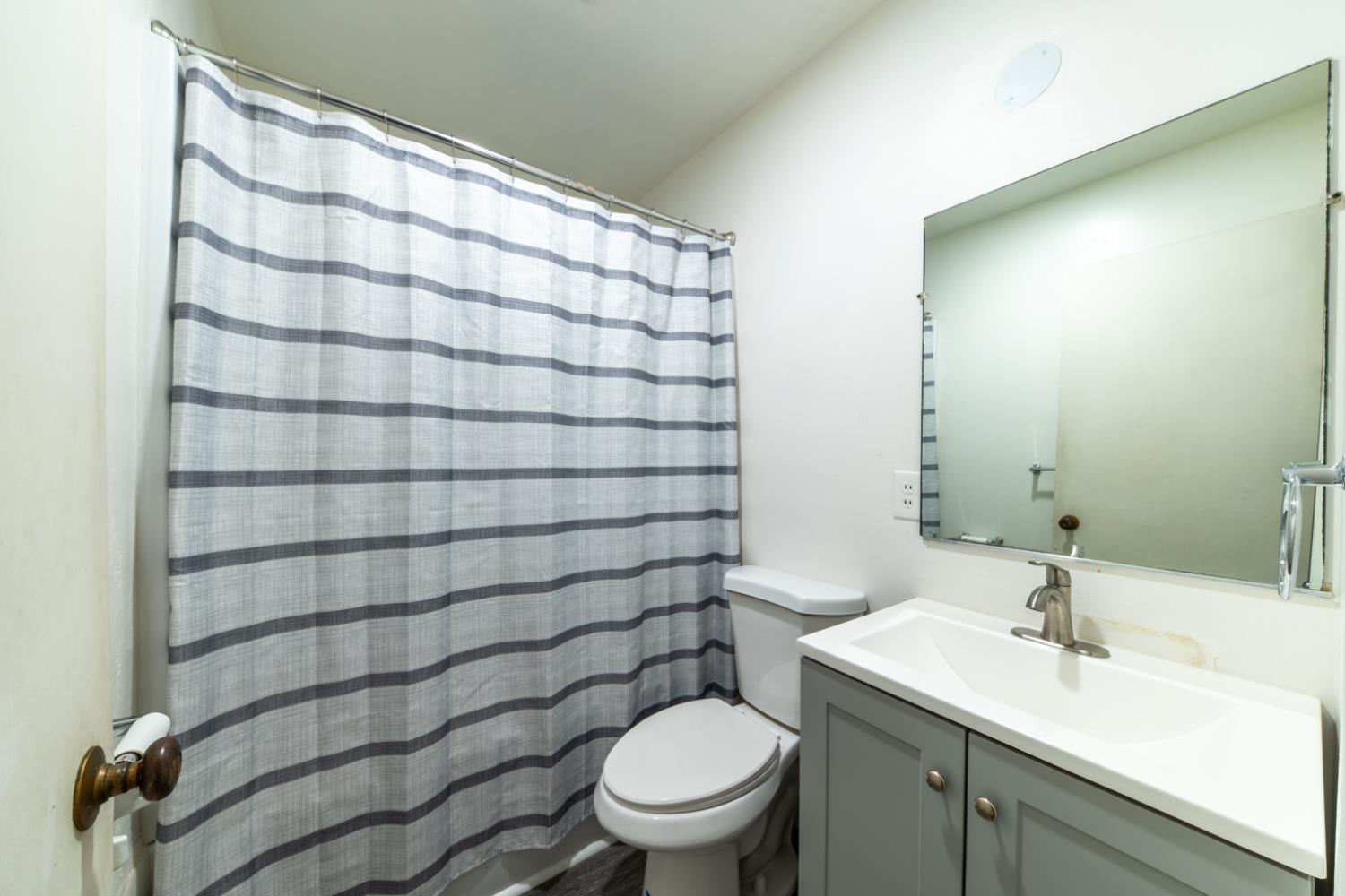 1004 W Pontiac Way, Fresno, CA 93705