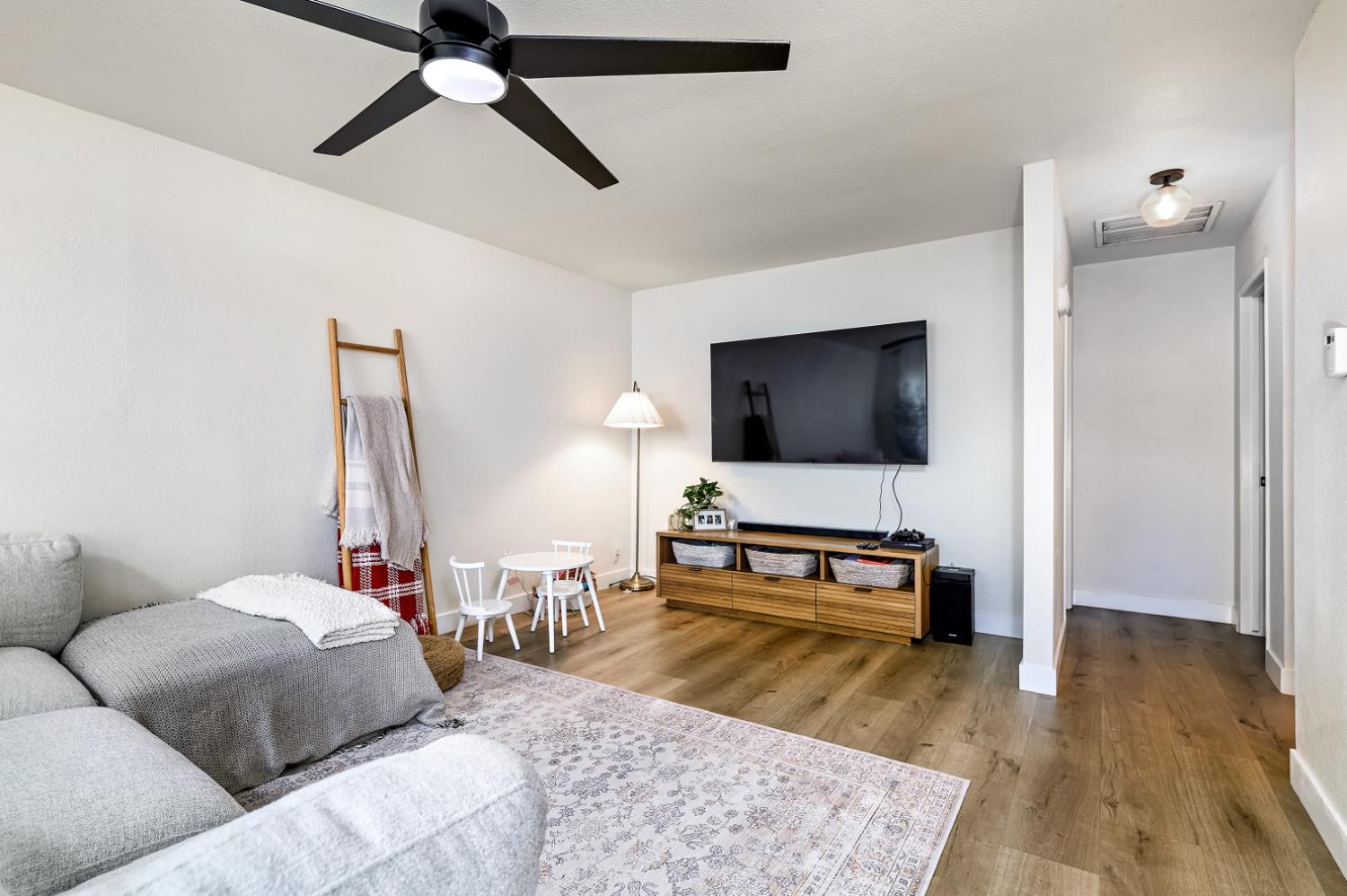 816 Roosevelt St, Kingsburg, CA 93631