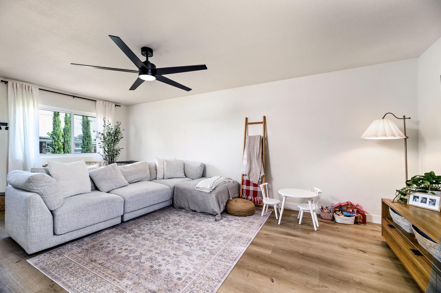 816 Roosevelt St, Kingsburg, CA 93631