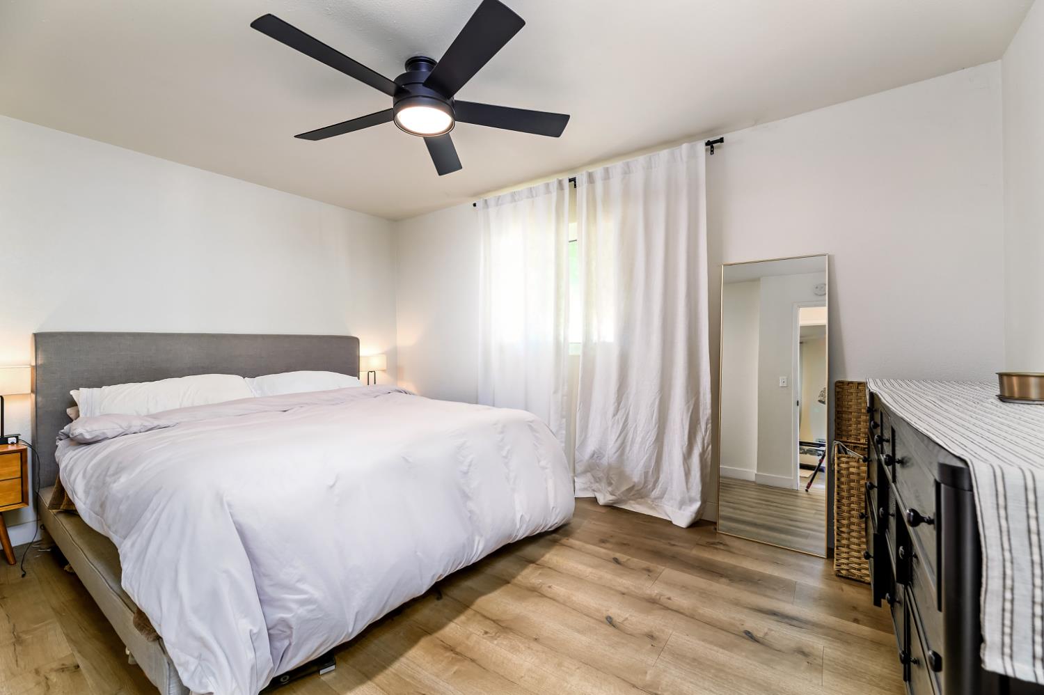 816 Roosevelt St, Kingsburg, CA 93631