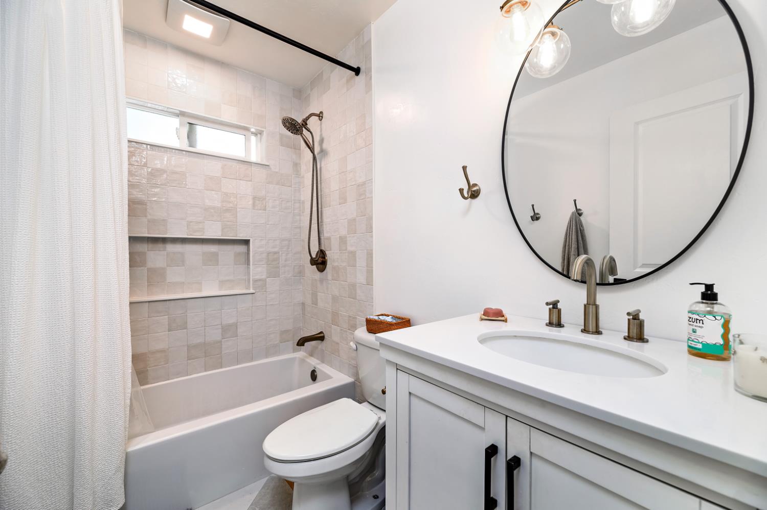 816 Roosevelt St, Kingsburg, CA 93631