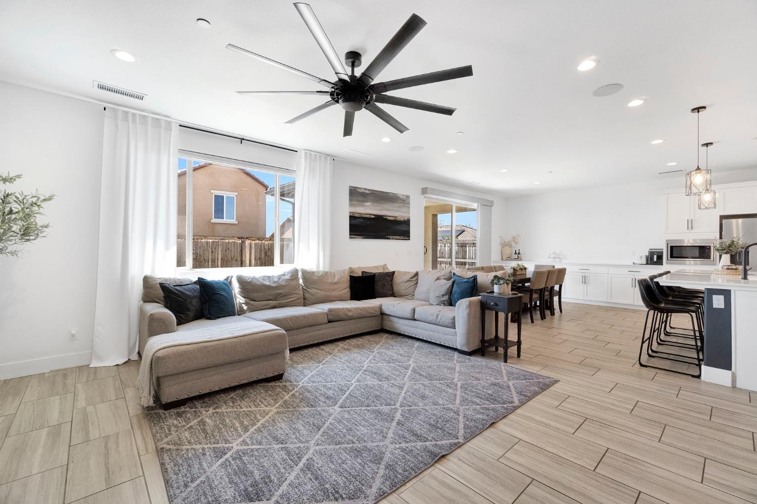 1020 Treasure Hills Dr, Madera, CA 93636