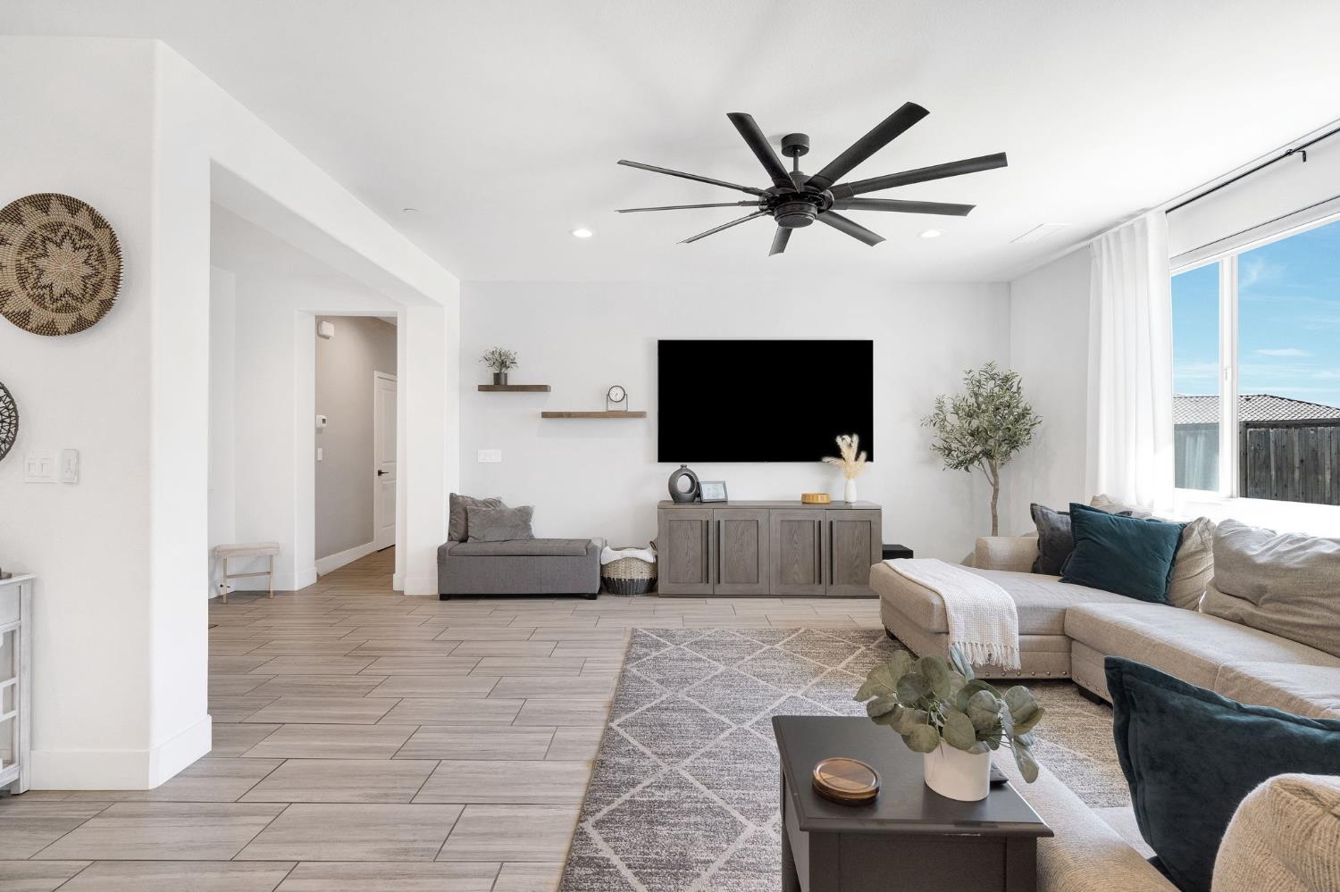 1020 Treasure Hills Dr, Madera, CA 93636