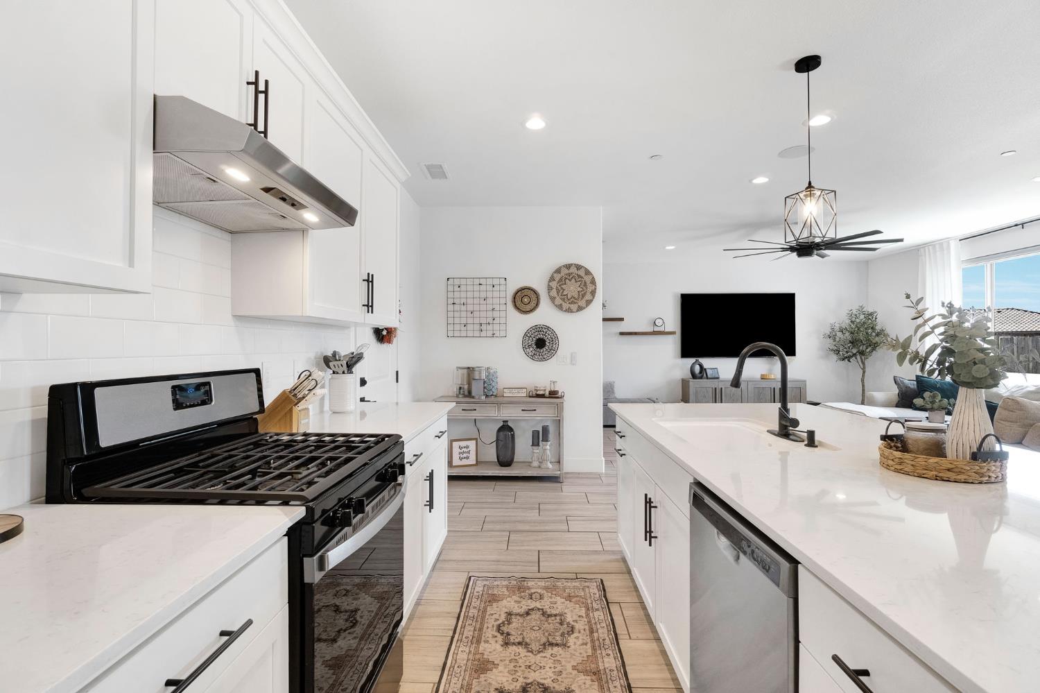 1020 Treasure Hills Dr, Madera, CA 93636