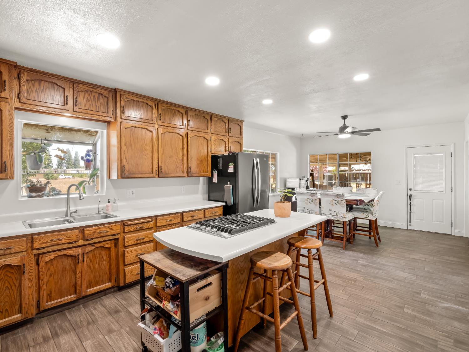 6815 Avenue 404, Dinuba, CA 93618