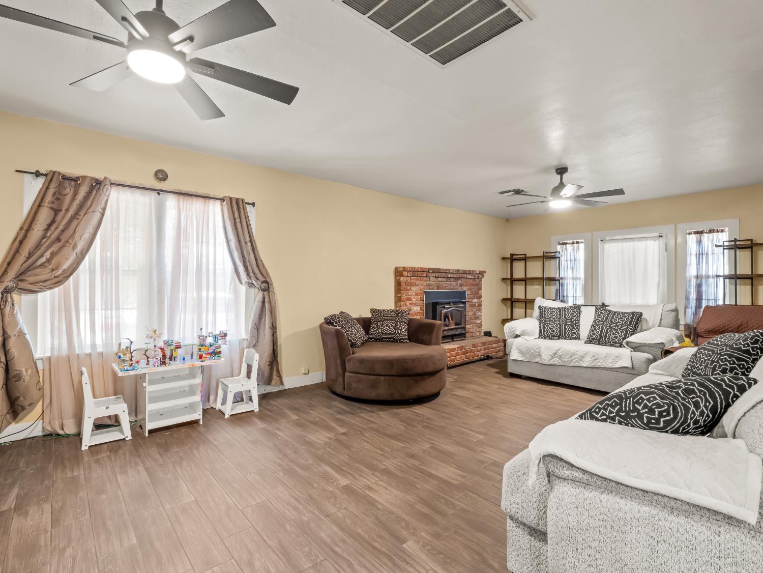 6815 Avenue 404, Dinuba, CA 93618