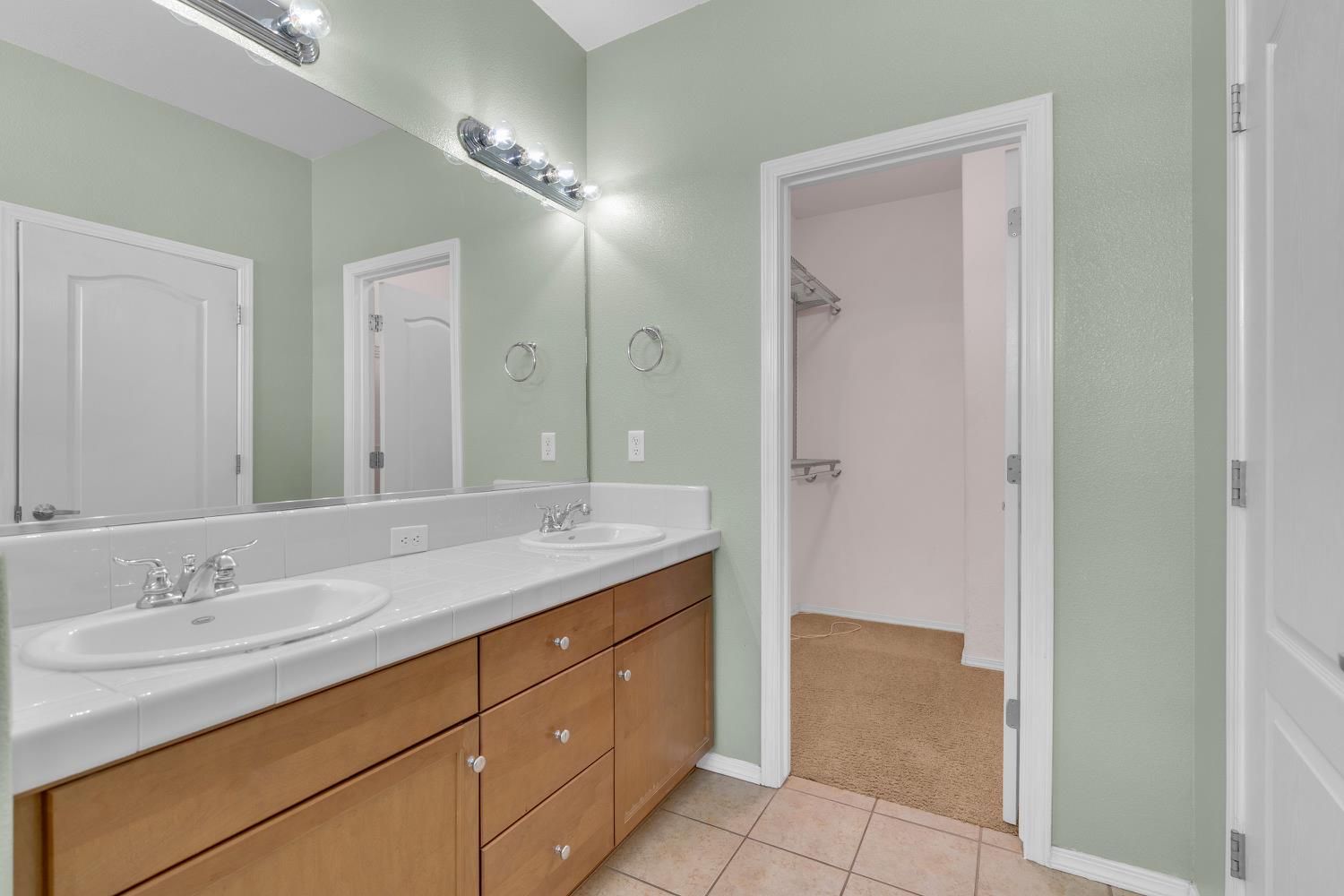 3689 W Black Walnut Ln, Fresno, CA 93711