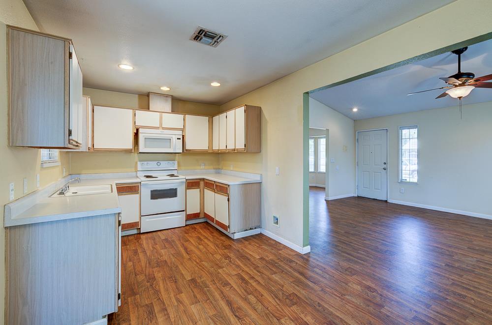 3984 E Robinson Ave, Fresno, CA 93726