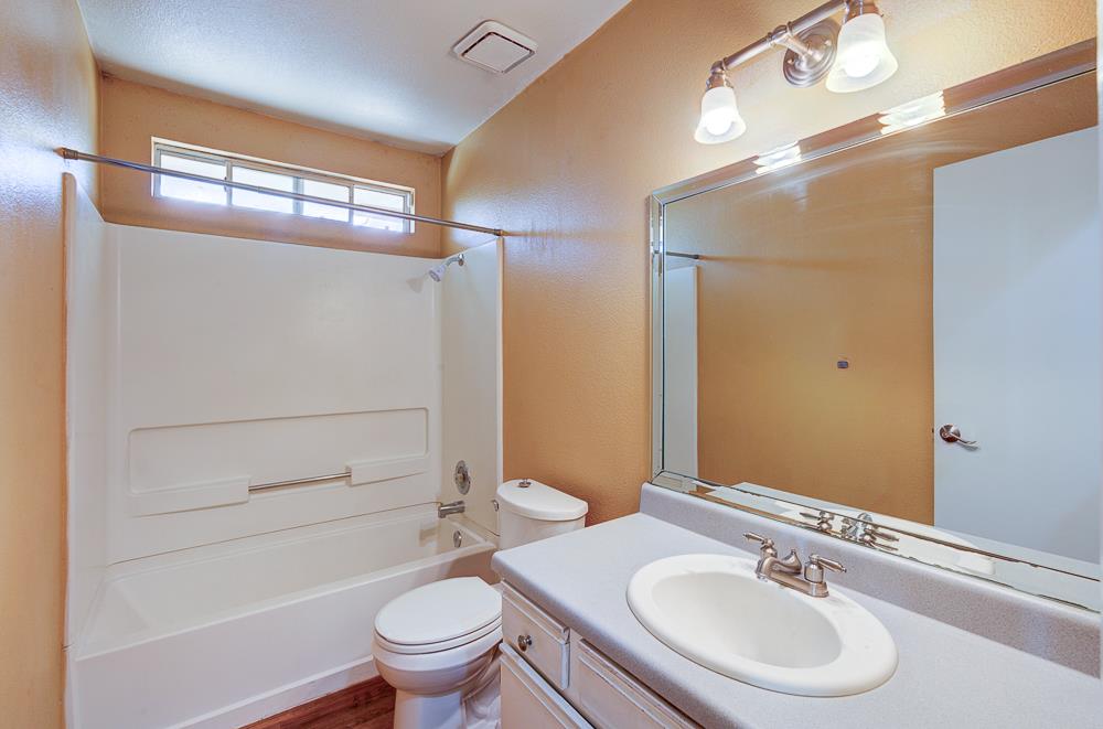 3984 E Robinson Ave, Fresno, CA 93726