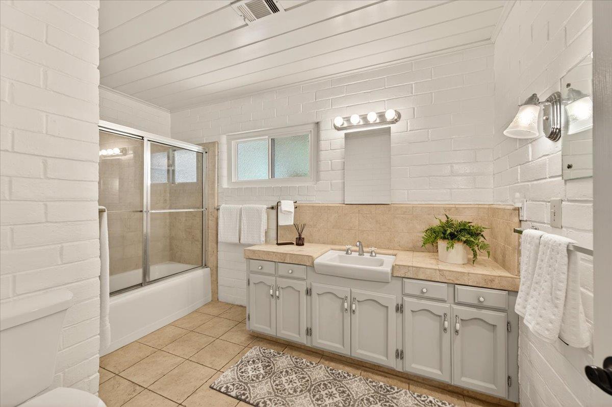 1220 E Sussex Way, Fresno, CA 93704