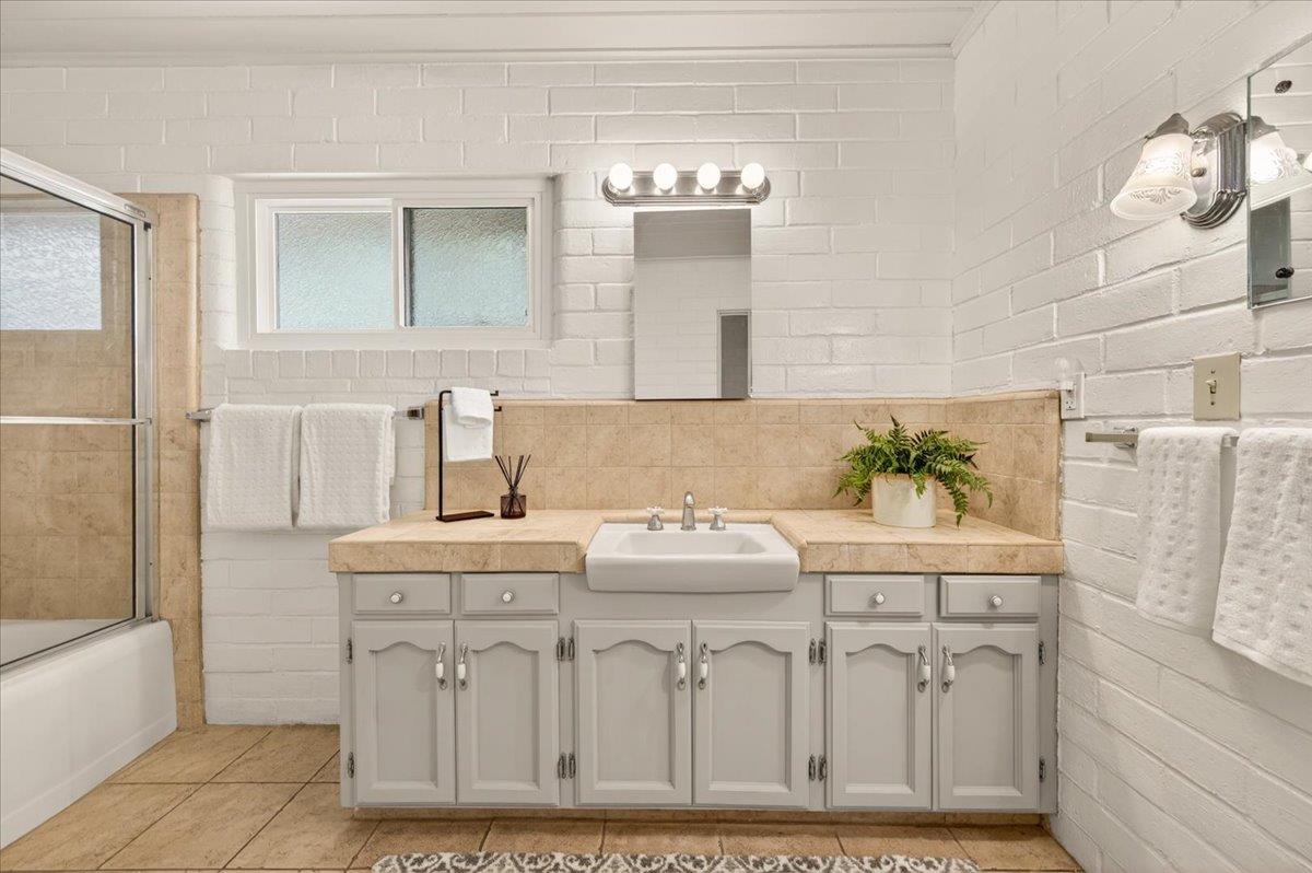 1220 E Sussex Way, Fresno, CA 93704