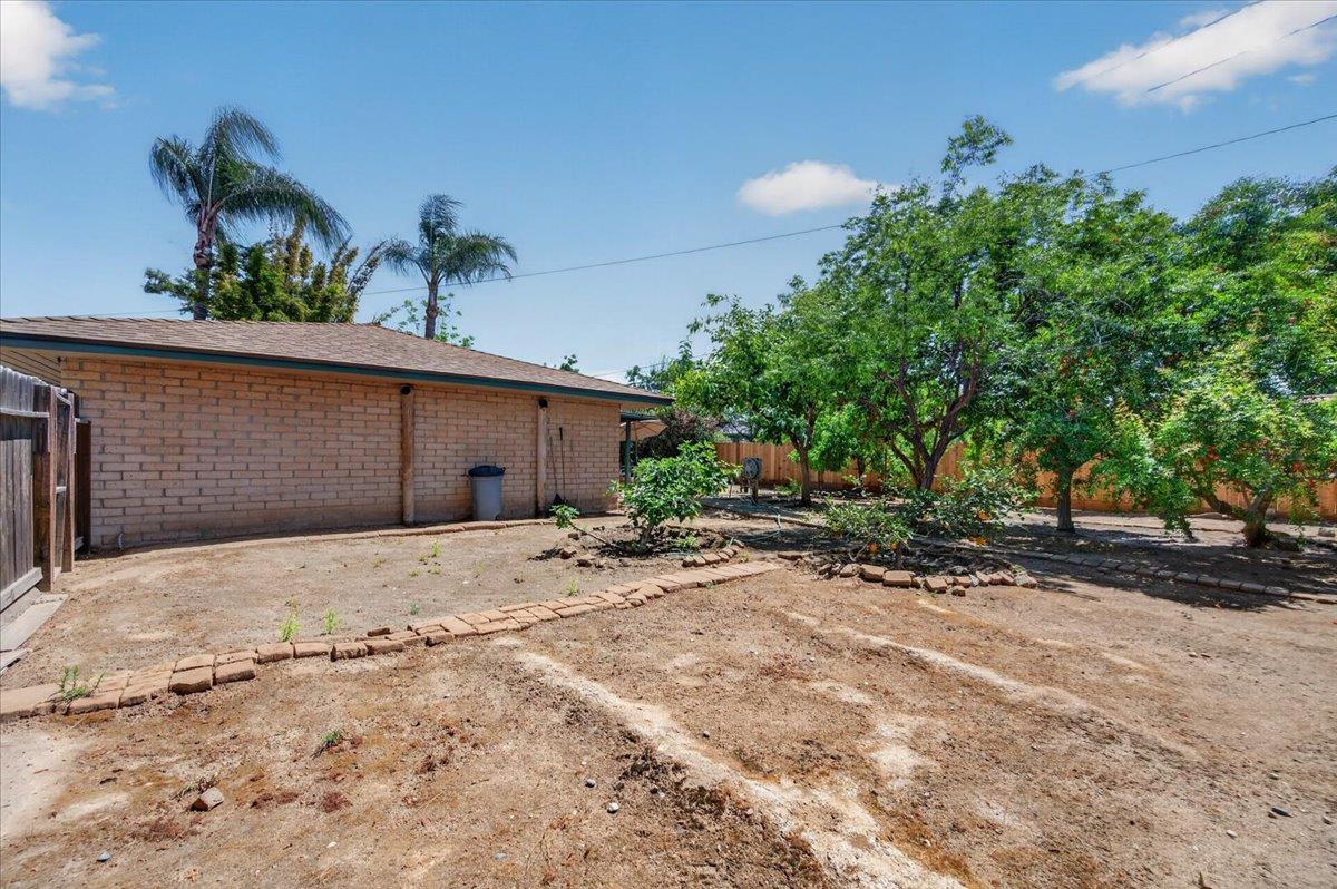 1220 E Sussex Way, Fresno, CA 93704