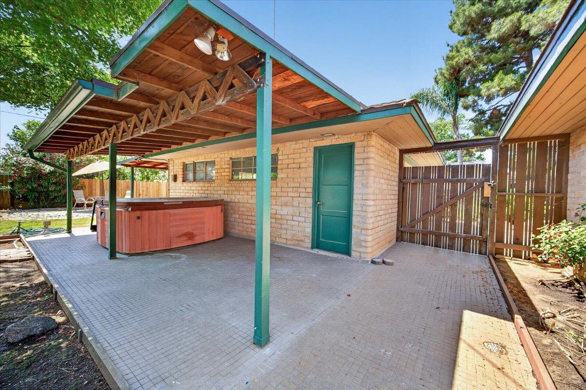 1220 E Sussex Way, Fresno, CA 93704