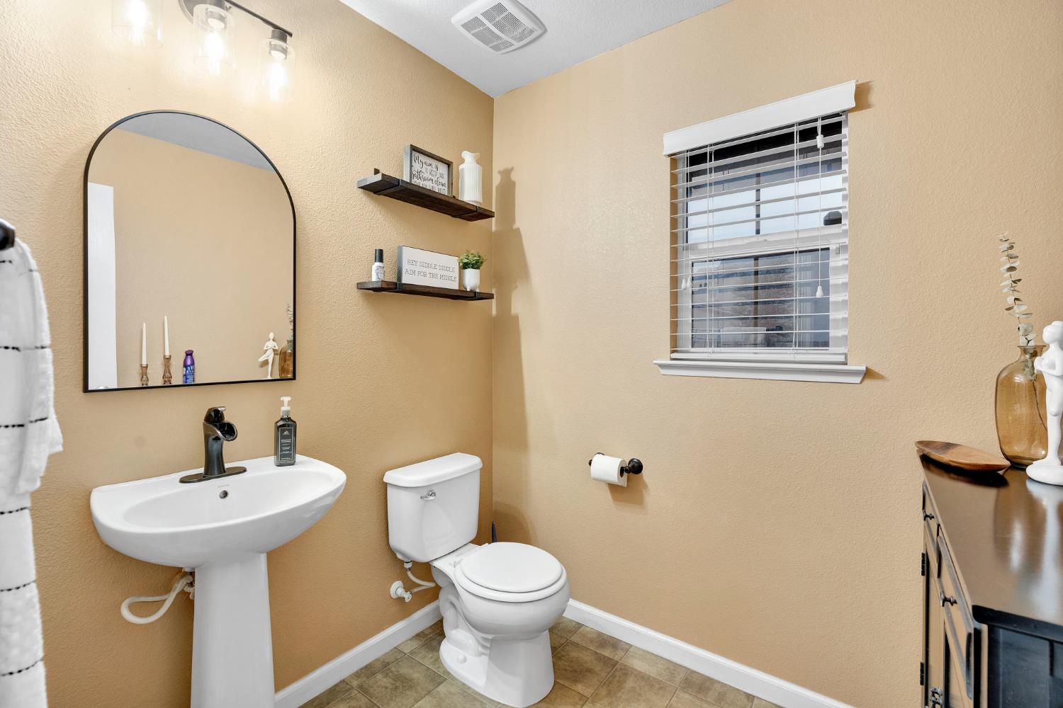 1418 Mandarin St, Madera, CA 93638
