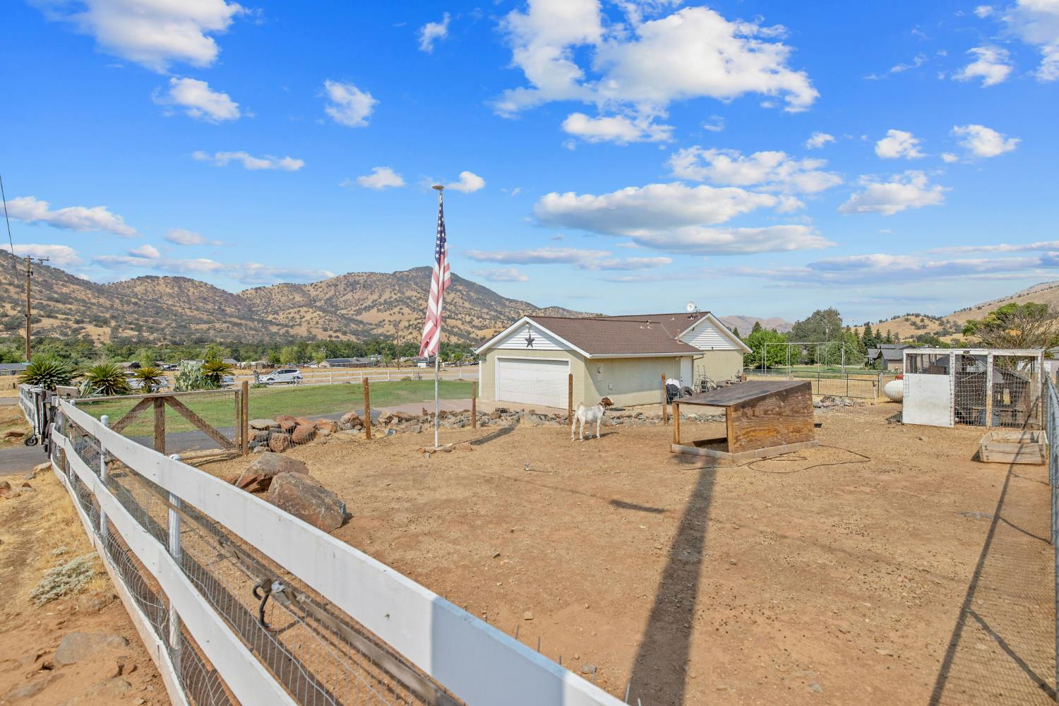 7272 Lupine Dr, Sanger, CA 93657