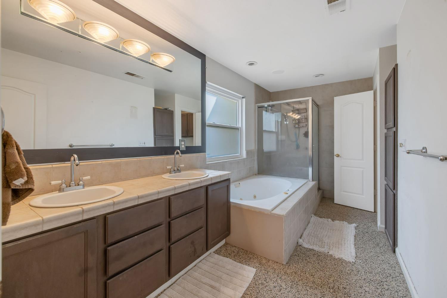 7272 Lupine Dr, Sanger, CA 93657