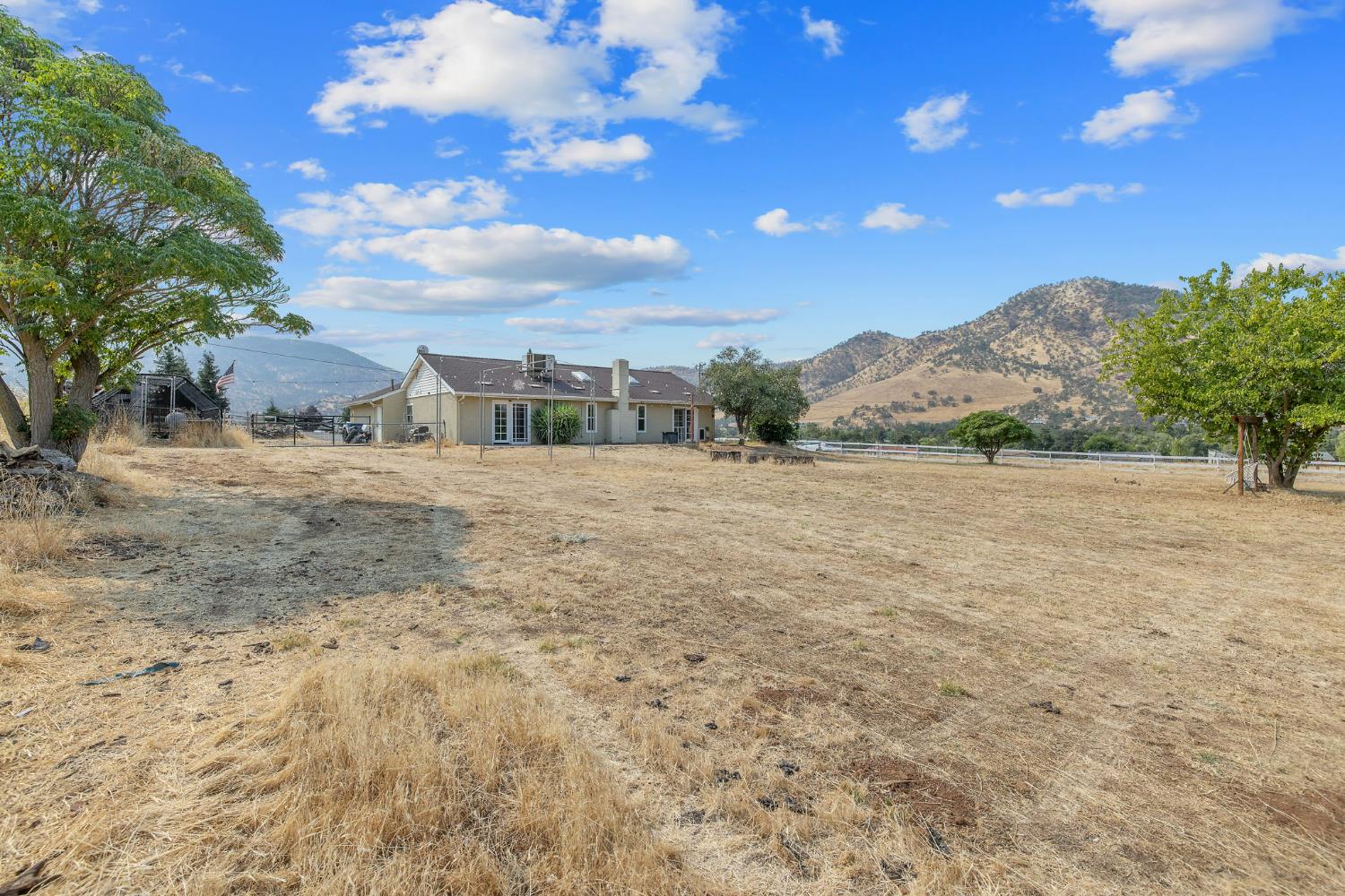 7272 Lupine Dr, Sanger, CA 93657