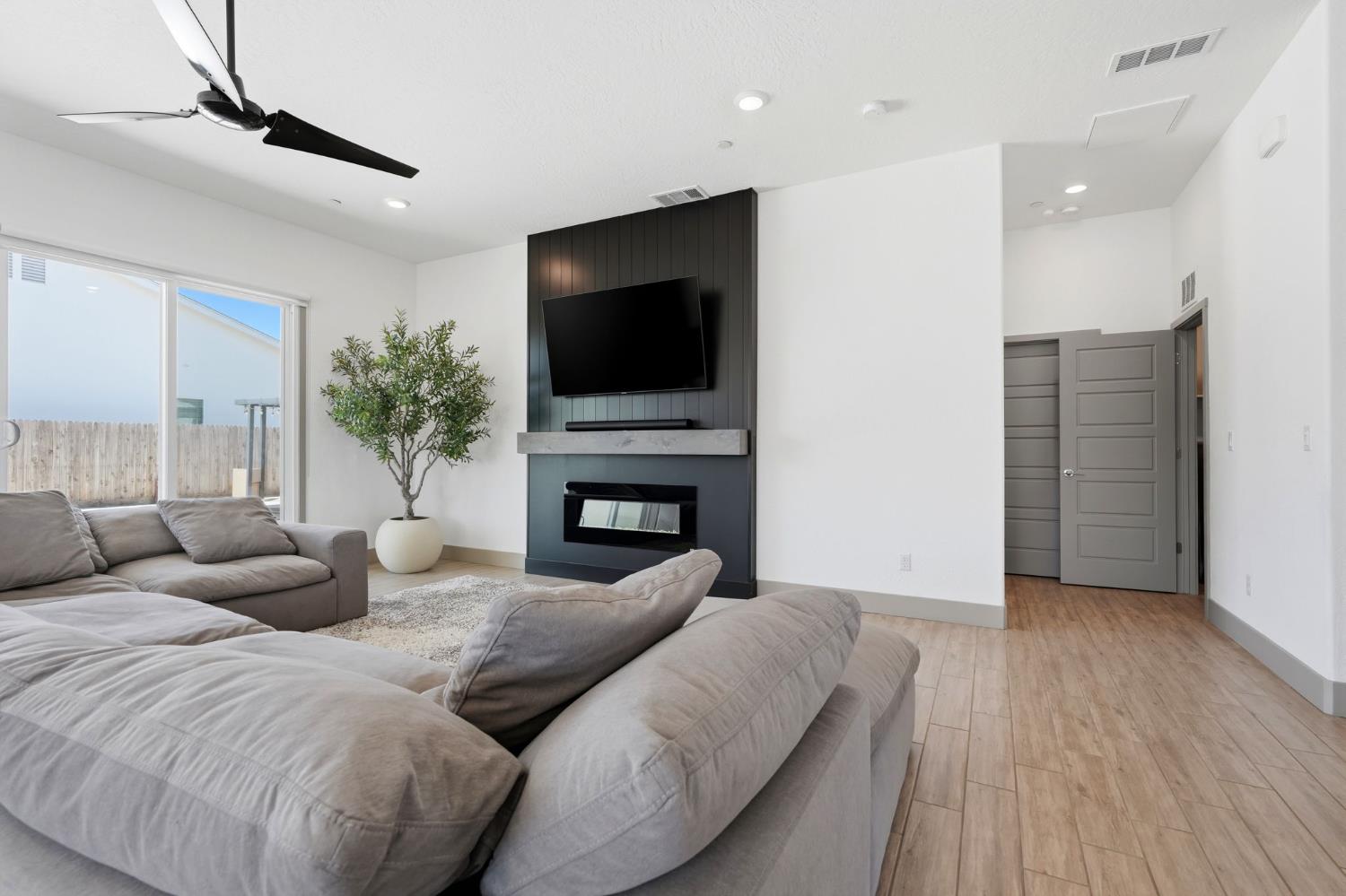 3617 N Santa Fe St, Visalia, CA 93291