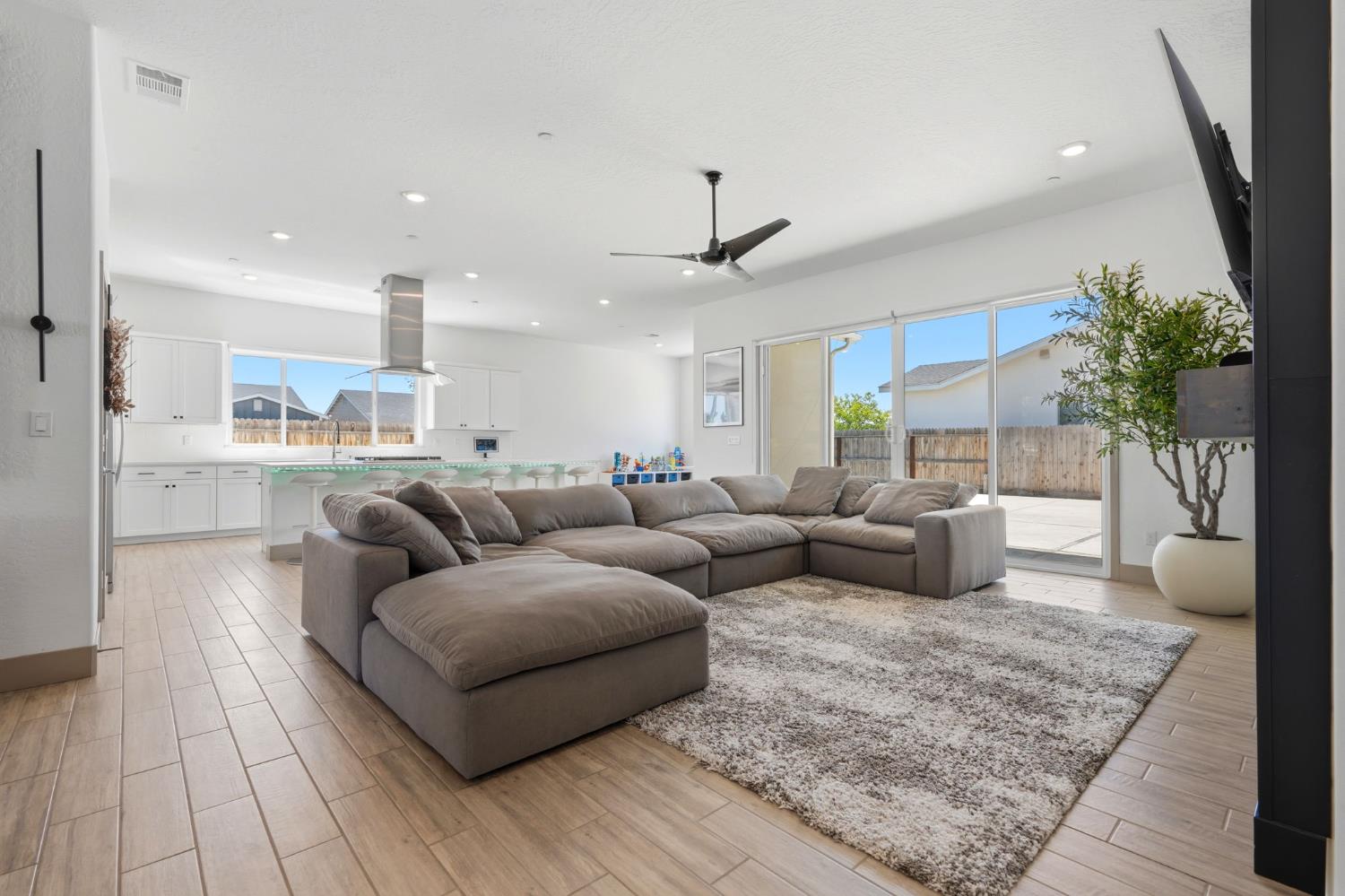 3617 N Santa Fe St, Visalia, CA 93291